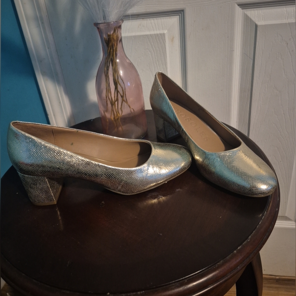 AEROSOLES Gold Flats with Metallic Finish